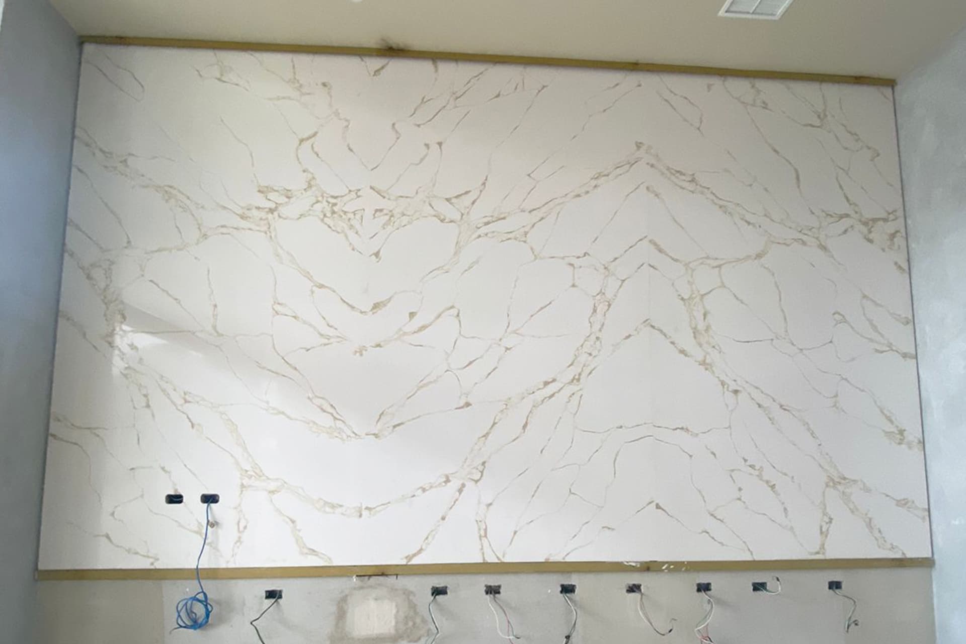 Elevate Your Interiors with Linnstone: The Perfect Blend of Hygiene and Luxury with 6501 Milford White and 6033 Golden Punaluu Quartz Surfaces